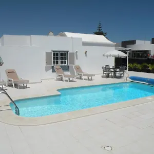 villa-amina.puertodelcarmen-hotels.org/